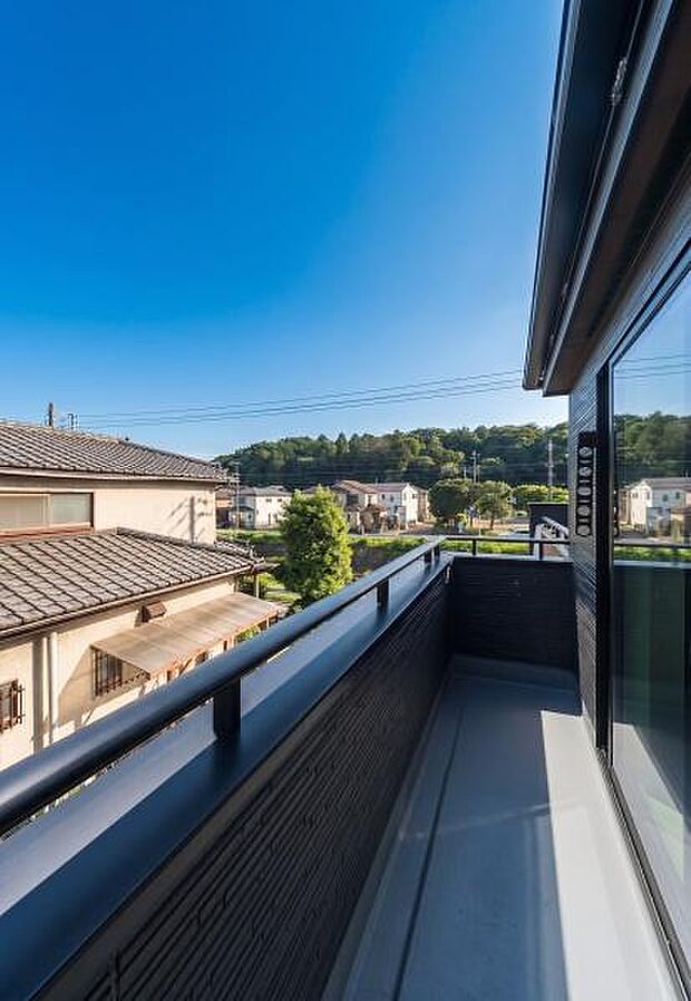 「広い使いやすいバルコニー」陽ざしがたっぷり降り注ぐ、広々としたバルコニー付き住まい。