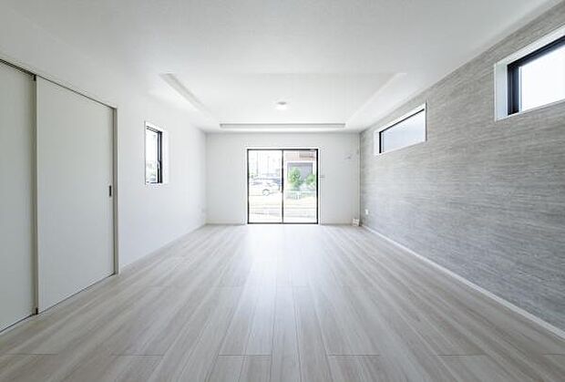 「南東向きで明るい家族空間」明るいリビングだから心も温かく家族がゆっくりと居心地の良い空間。家族が集う空間だからこそ、拘りたいリビング空間。