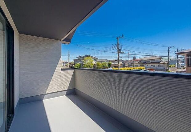 「広い使いやすいバルコニー」陽ざしがたっぷり降り注ぐ、広々としたバルコニー付き住まい。