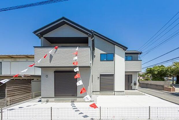「マイホームの喜びを感じる陽当たりの良さ・開放感」マイホームを持つ幸せを存分に感じる陽当たり、開放感。憧れのマイホームに相応しい美しく映える外観です。