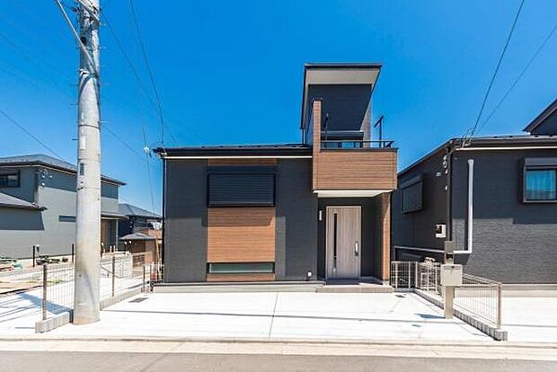 「街並みに溶け込むシンプルなデザイン」飽きのこないシンプルなデザイン。一生のマイホームだからずっとここで暮らしたい。家族の人生とともにあるマイホーム。