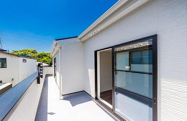 「広い使いやすいバルコニー」陽ざしがたっぷり降り注ぐ、広々としたバルコニー付き住まい。