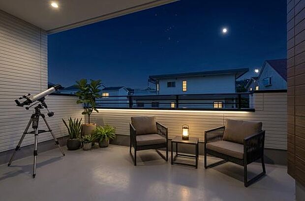 「バルコニー利用例」夜はライトアップで夫婦の安らぎ空間に。家族の笑顔溢れる特別な日常を。※本画像の一部はCGにて家具、照明など配置したイメージ画像です。実際に付属しておりません。