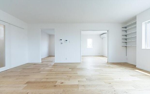 「プライベート感を愉しむリビング空間」開放感と日当たりの良さに恵まれた爽快なリビング空間。誰にも邪魔されないプライベート感を感じる開放的なリビング。