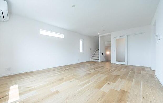 「プライベート感を愉しむリビング空間」開放感と日当たりの良さに恵まれた爽快なリビング空間。誰にも邪魔されないプライベート感を感じる開放的なリビング。
