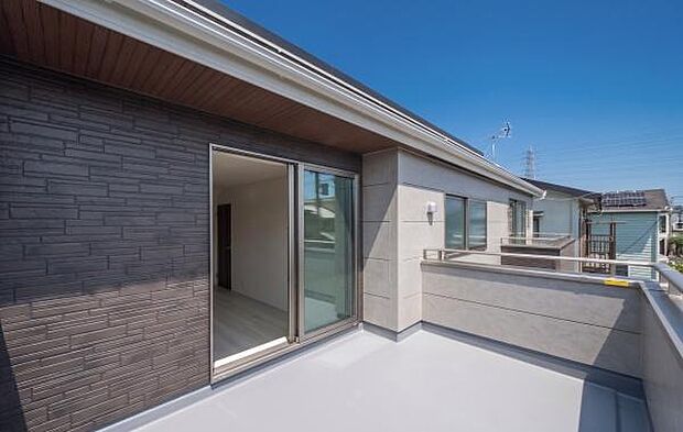「広い使いやすいバルコニー」陽ざしがたっぷり降り注ぐ、広々としたバルコニー付き住まい。