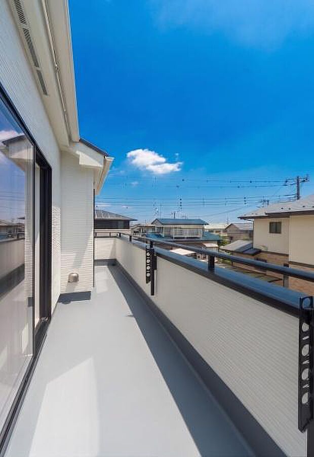 「広い使いやすいバルコニー」陽ざしがたっぷり降り注ぐ、広々としたバルコニー付き住まい。