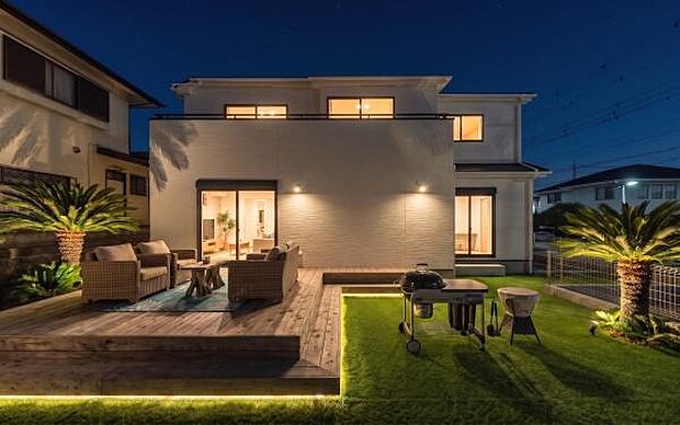 「美しいデザイン。惚れ惚れするデザイン」純粋に素敵な家。※画像の一部エクステリア、植栽や屋外家具や照明をCGにて配置したイメージ画像のため、実際にオプション工事をされる際は有料となります。
