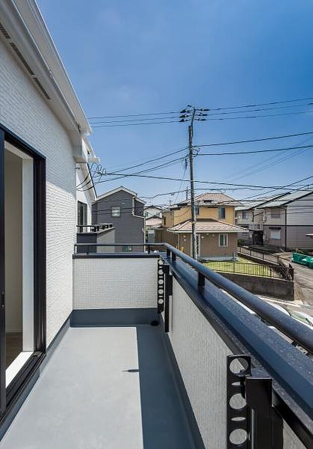 「広い使いやすいバルコニー」陽ざしがたっぷり降り注ぐ、広々としたバルコニー付き住まい。