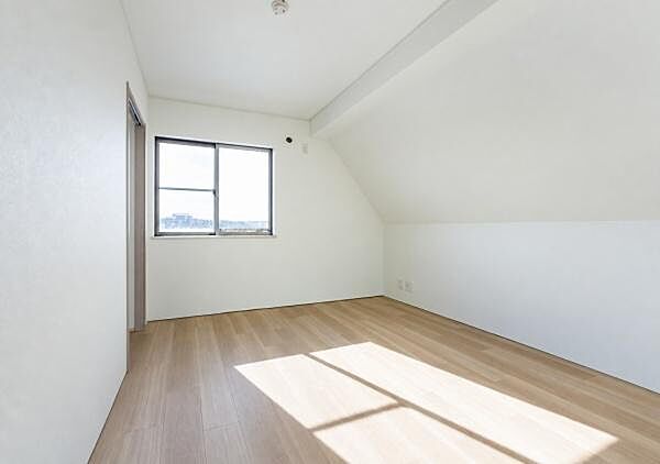 「Bed Room」落ち着いた色合い、シンプルなデザイン。洋室として大事なお部屋です。