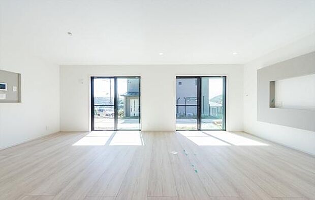 「プライベート感を愉しむリビング空間」開放感と日当たりの良さに恵まれた爽快なリビング空間。誰にも邪魔されないプライベート感を感じる開放的なリビング。