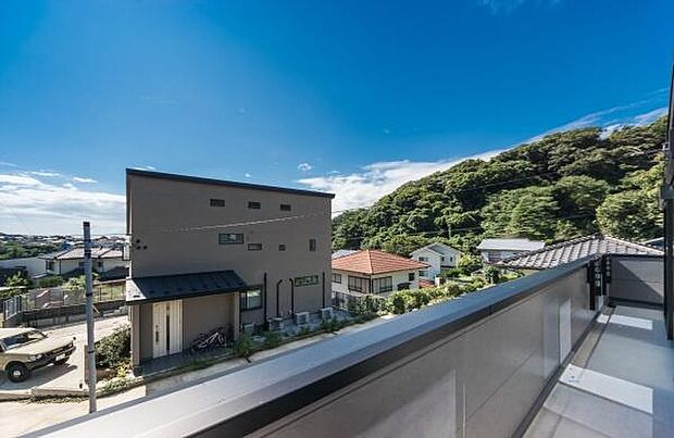 「広い使いやすいバルコニー」陽ざしがたっぷり降り注ぐ、広々としたバルコニー付き住まい。