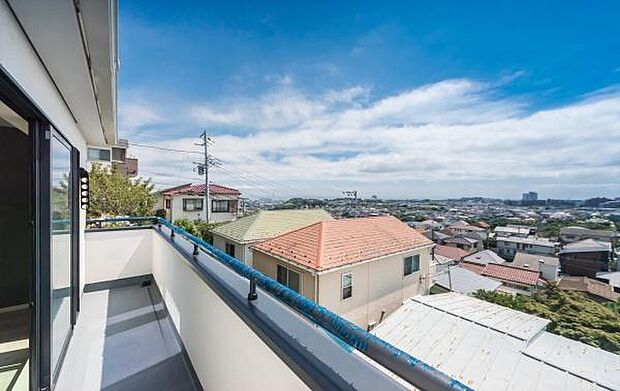 「広い使いやすいバルコニー」陽ざしがたっぷり降り注ぐ、広々としたバルコニー付き住まい。