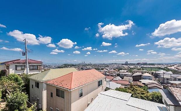 「長閑な街並みを望む眺望」住環境の良さ。静かな街並み。そんな景色を望む住まい。