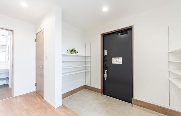 「おかえり」と「いってらっしゃい」を優しく包み込む、明るく広々とした玄関。家族の毎日が、ここから気持ちよく始まります。