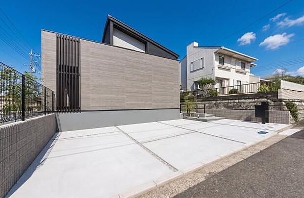 「広々カースペース横並び3台」車高を気にしなくて良い。広々駐車可能な車庫スペース。