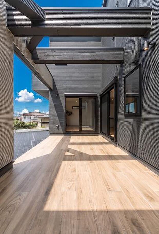 「つなぐTerrace」リビングとお庭、家族をつなぐテラス。休日はここがお食事スペースになりそうですね。
