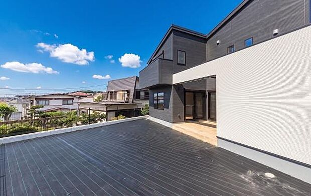 「威風堂々とした素敵な佇まい」どの角度から眺めても、所有感が満たされる理想的で素敵な住まい。カースペース3台、お庭付き。