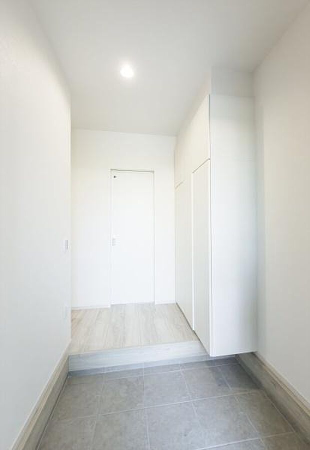 「おかえり」と「いってらっしゃい」を優しく包み込む、明るく広々とした玄関。家族の毎日が、ここから気持ちよく始まります。
