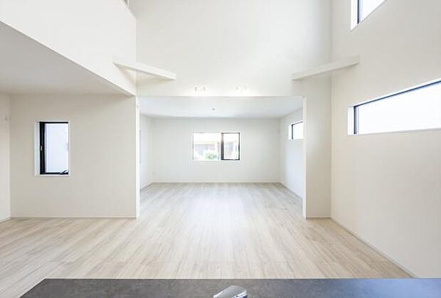 「プライベート感を愉しむリビング空間」開放感と日当たりの良さに恵まれた爽快なリビング空間。誰にも邪魔されないプライベート感を感じる開放的なリビング。