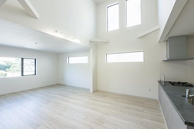 「プライベート感を愉しむリビング空間」開放感と日当たりの良さに恵まれた爽快なリビング空間。誰にも邪魔されないプライベート感を感じる開放的なリビング。