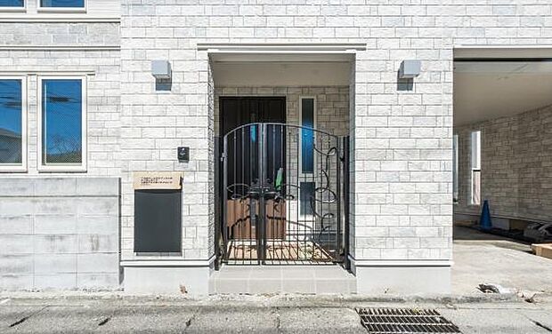 「家の顔として相応しい玄関」家に帰って来たときの喜びはマイホームを前にしてこの玄関を見た時です。威風堂々とした佇まいに安心感を覚えます。