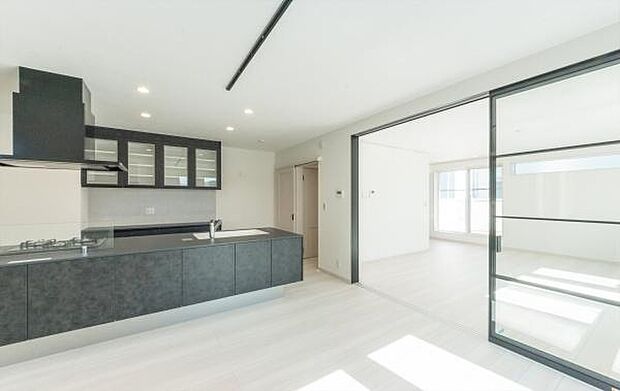 「上質な空間を」開放感と日当たりの良さに恵まれたリビング空間。圧迫感のない空間を是非、ご堪能下さい。