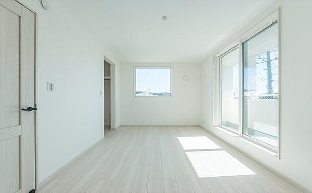 「主寝室」明るく広々主寝室。ダブルベッドも楽々配置可能です。