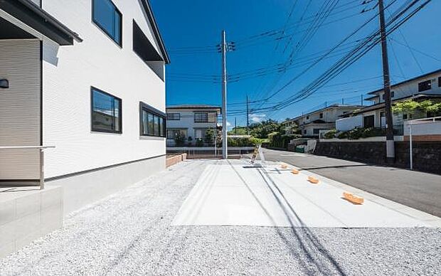 「広々カースペース横並び3台」車高を気にしなくて良い。広々駐車可能な車庫スペース。