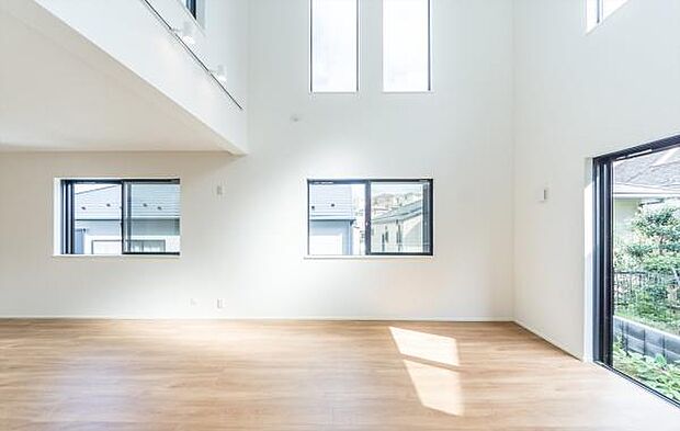 「プライベート感を愉しむリビング空間」開放感と日当たりの良さに恵まれた爽快なリビング空間。誰にも邪魔されないプライベート感を感じる開放的なリビング。