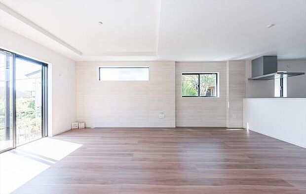 「素敵なリビング空間」明るい光に包まれる広々としたリビング。休日は家族みんなで集まり、自然と笑顔があふれる温かな空間です。