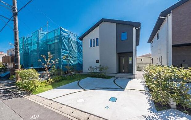 「広々カースペース横並び2台」車高を気にしなくて良い。広々駐車可能な車庫スペース。
