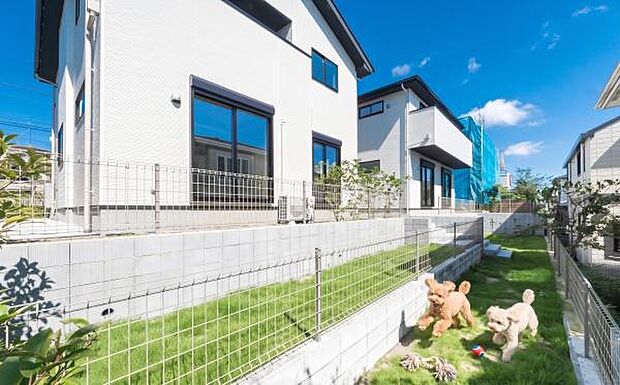 「ドッグランをご自宅で」愛犬が自宅のお庭で走り回る喜びの空間を是非ご覧下さい。※実際のお庭写真にCGにてペットを配置したイメージ画像です。