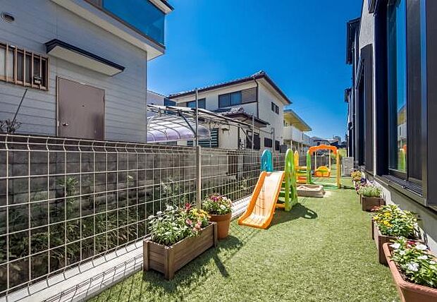 「ガーデンスペース利用例」庭付だからできる夢のガーデンライフ。(一部画像をAI処理し遊具、植栽等を配置した画像の為、実際は施工されておらず価格にも含まれていません)