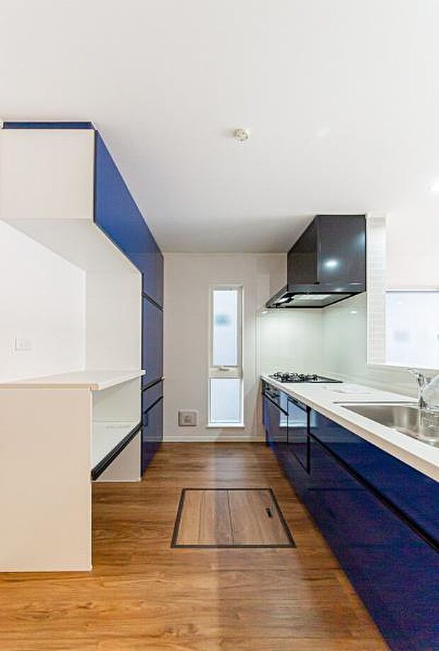 カップボード付き奥様の聖地としてキッチンにカップボードを設置。キッチンとの色合いや質感など統一感があり収納量も豊富で心強い収納。