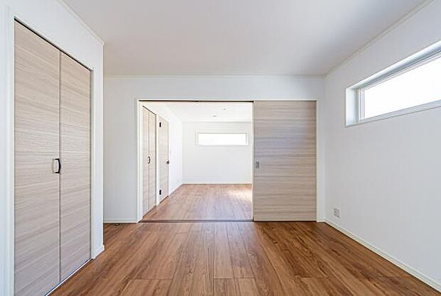 「お子様にも格別な空間を」子供部屋と言っても一生の思い出となるマイルームお子様の成長にも欠かせない陽ざし。朝の目覚めも太陽の力で元気にスッキリとしっかりサイズのクローゼット収納付き。
