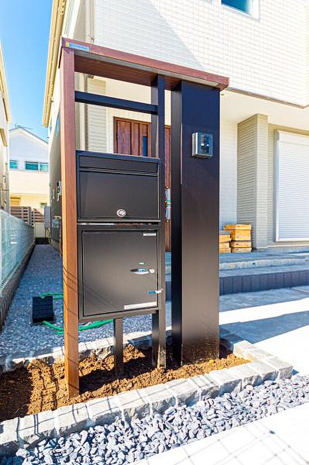 一般の建売にはまずないアイテム「宅配ボックス」共働きなど留守がちなご家庭には特に嬉しいアイテムです♪