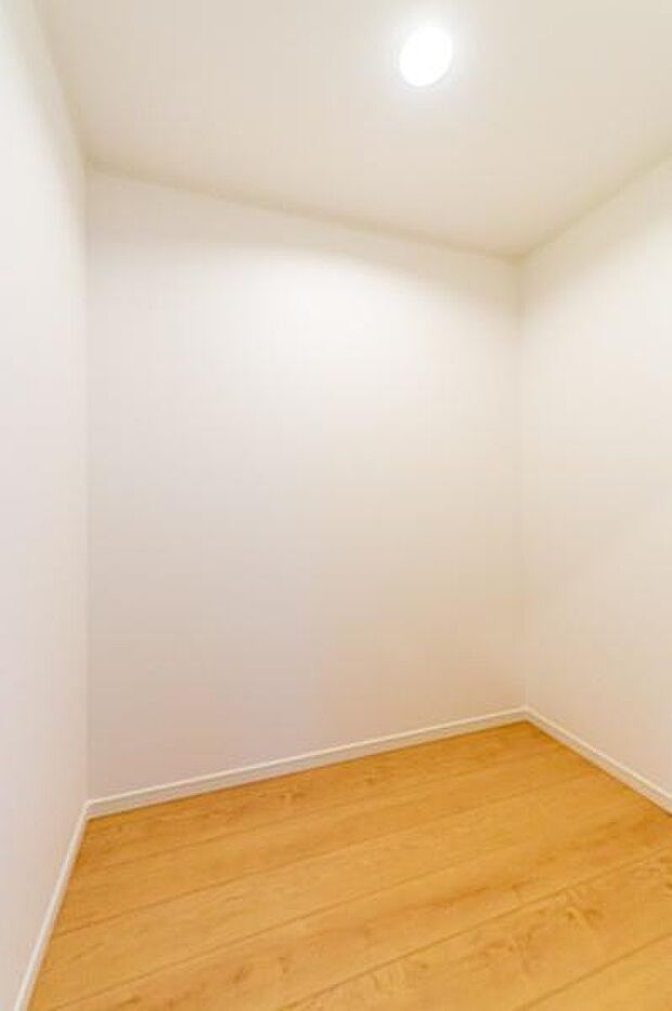 「人気のキッチンパントリー付き」調味料やちょっとしたお料理道具の収納に便利な広々としたキッチンパントリー。