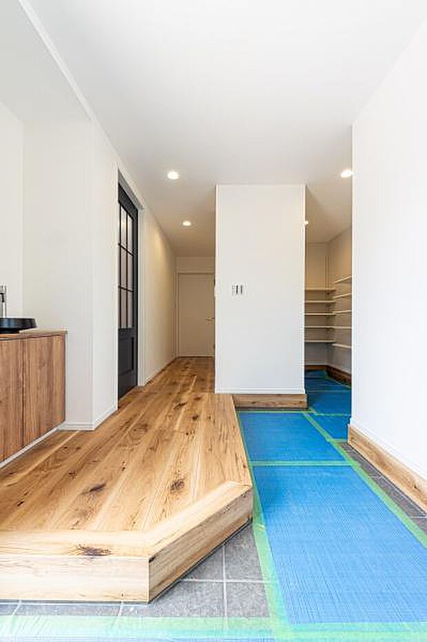 「お帰りなさい」が日常家に帰るとまず目につくのがマイホーム・玄関です。玄関を開けると家族の笑顔が・・・お帰りなさいが日常に。広々玄関ホール。