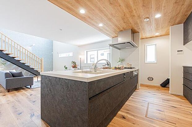 「全体を見渡せる安心感」家族の会話が弾む奥様に人気の高いカウンターキッチン、料理しながらお子様の様子の確認ができ移動しやすい広いキッチンスペースです。