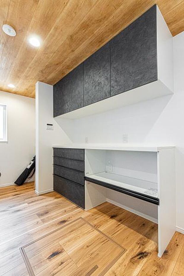 「人気のキッチンカップボード、パントリー付き」調味料やちょっとしたお料理道具の収納に便利な広々としたキッチンパントリー。キッチンが広く素敵な空間に・・・