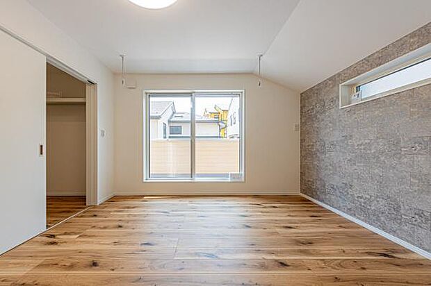 「主寝室」ダブルベットや収納ラック等、どうしても主寝室は狭くなる。綺麗な整形型の広々としたお部屋は魅力です。