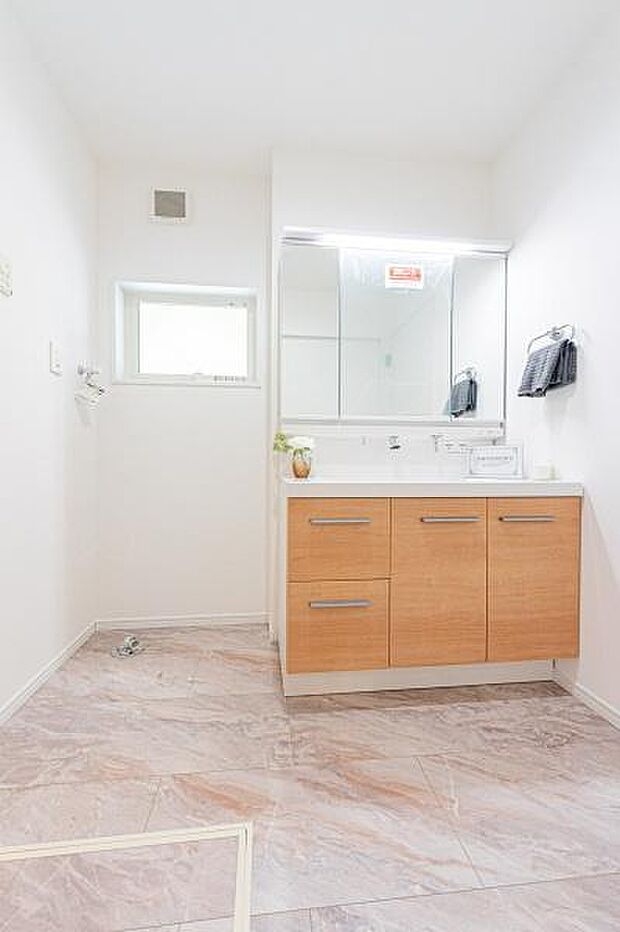 「広々洗面ルーム」1日の始まりや入浴前に入る空間だからこそ、清潔感や広さが重要になる。幅の広い化粧台は奥様のお風呂上りにも安心です。