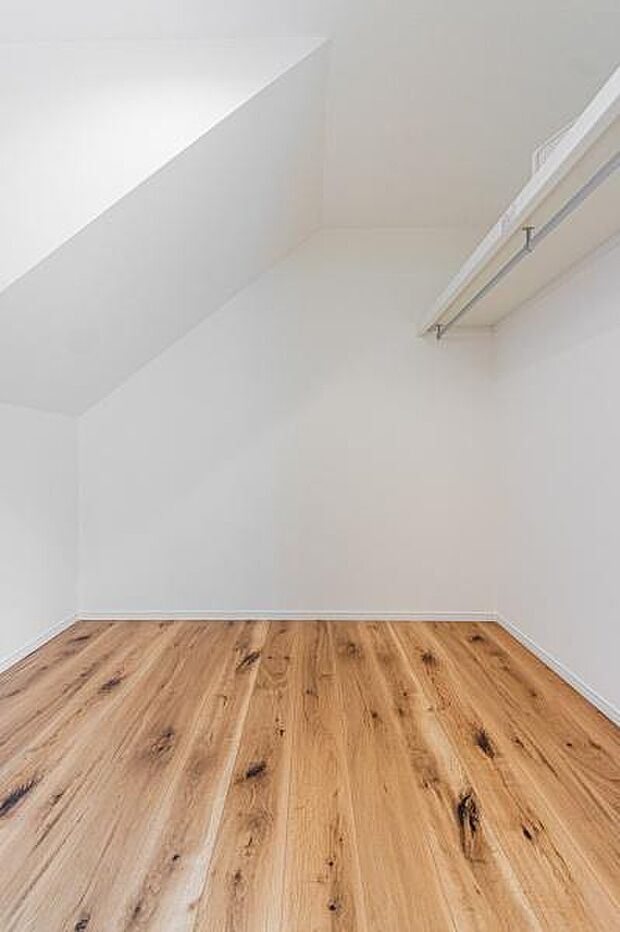 「大型ウォークインクローゼット」奥行・横幅のある広いWICが主寝室にあります。