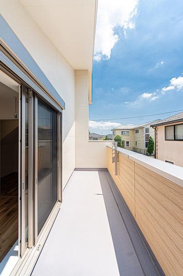 「清々しいバルコニー」広々としたバルコニーは陽当たりはもちろん、解放感や眺望も楽しめます。碧空を満喫し心が透きとおる。癒される心地よい空間。
