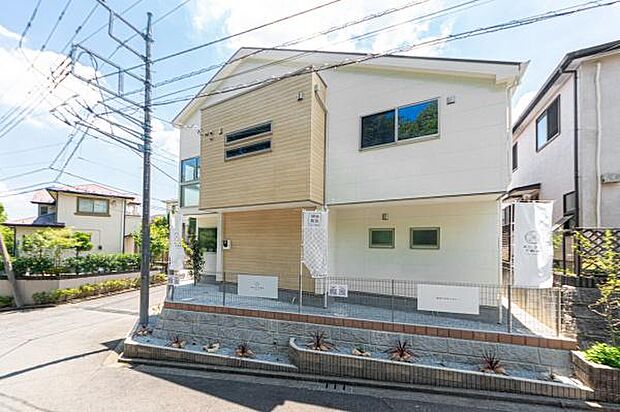 「 マイホームの喜びを感じる 」どの角度で眺めても、所有感が満たされる理想的で素敵な住まい。スタイリッシュなデザインに心満たされる。憧れのマイホームに相応しい美しく映える外観です。