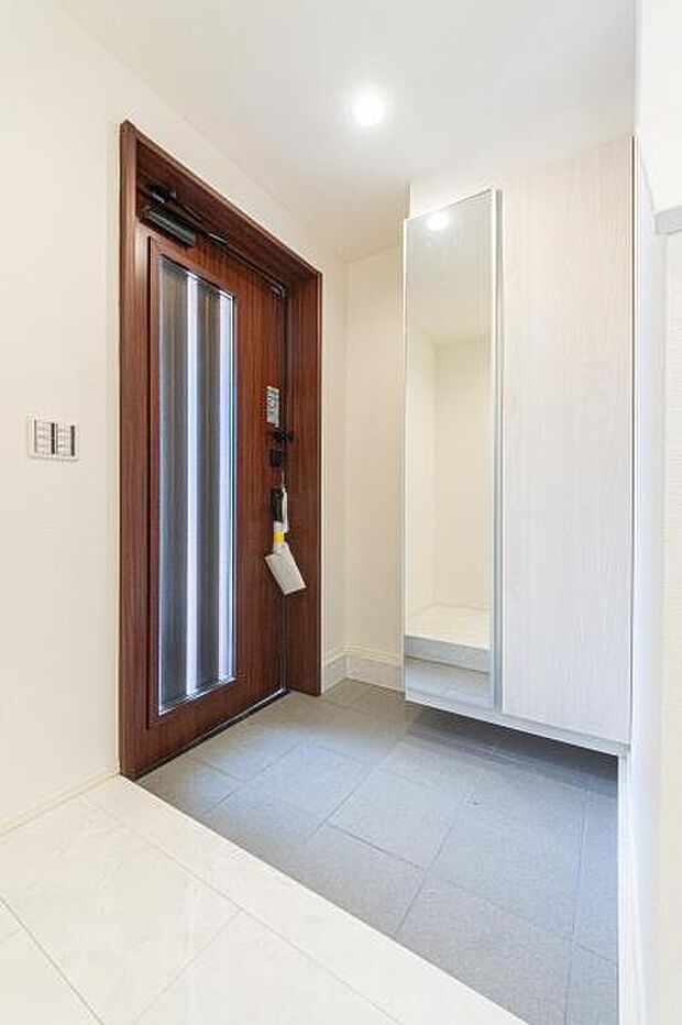 「おかえり」と「いってらっしゃい」を優しく包み込む、明るく広々とした玄関。家族の毎日が、ここから気持ちよく始まります。