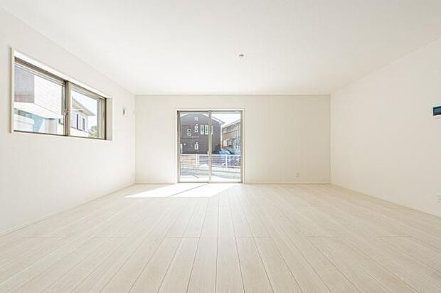 「家族が大好きなリビング」みんなが集まる広いリビング。みんなが大好きなリビングで家族団らん。みんなが集まるからこそ、一層の開放感を手にする素敵な住まい。