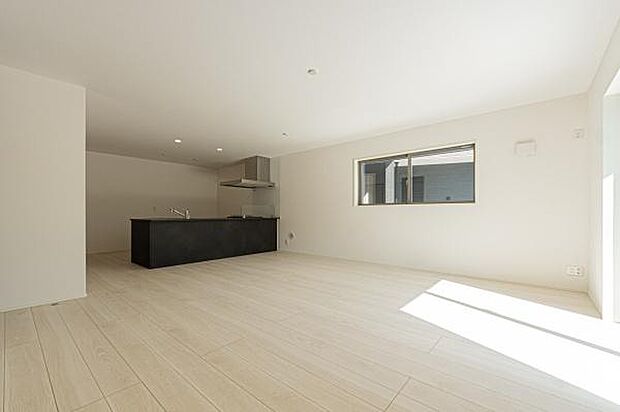 「上質な空間を」開放感と日当たりの良さに恵まれたリビング空間。上質な光は身体だけでなく心も温めてくれる。圧迫感のない空間を是非、ご堪能下さい。