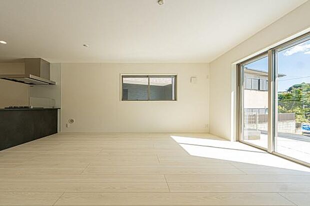 「家族が大好きなリビング」みんなが集まる広いリビング。みんなが大好きなリビングで家族団らん。みんなが集まるからこそ、一層の開放感を手にする素敵な住まい。